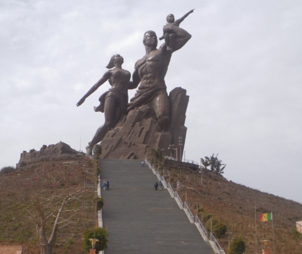 Monumentálny pamätník „Africkej renesancie“ v Dakare, Senegal, znázorňujúci znovuzrodenie africkej slobody v roku 1960. Pamätník pre senegalskú vládu postavila severokórejská spoločnosť v roku 2010 