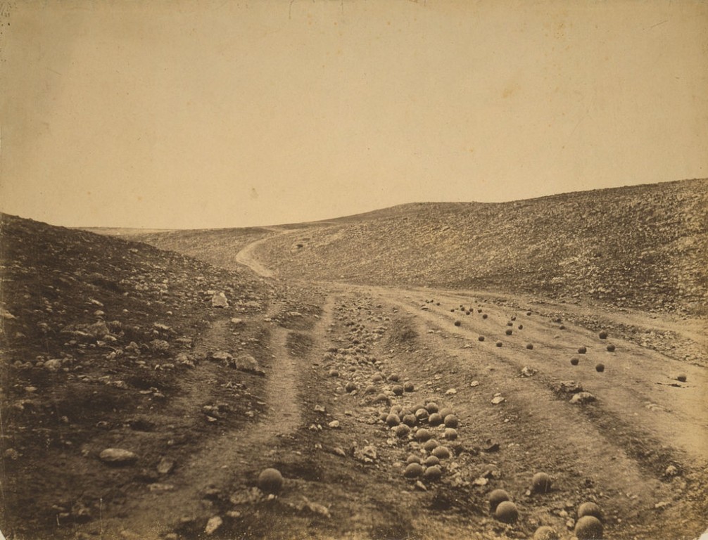 Pohľad na "údolie tieňov smrti" pri Sevastopole. Množstvo delostreleckých gúľ, ktoré netrafili svoj terč (Zdroj: R. Fenton).