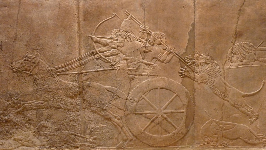 Aššurbanipal na voze loví levy. Reliéf z Ninive