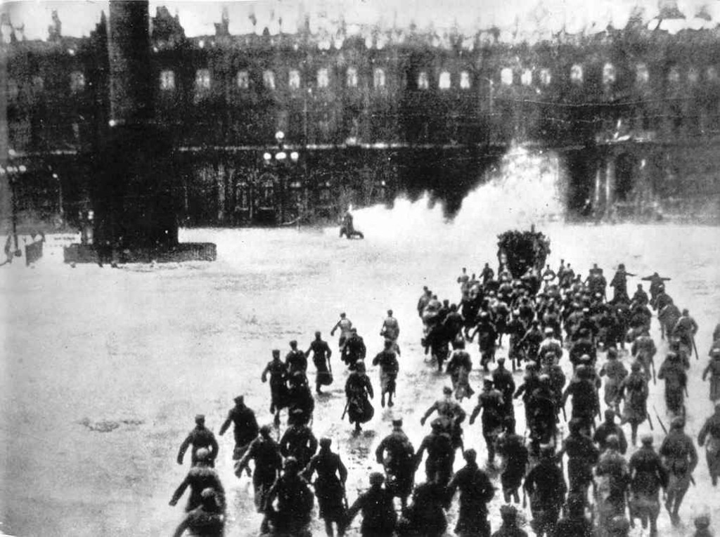 Boľševici obsadzujú Zimný palác v Petrohrade
