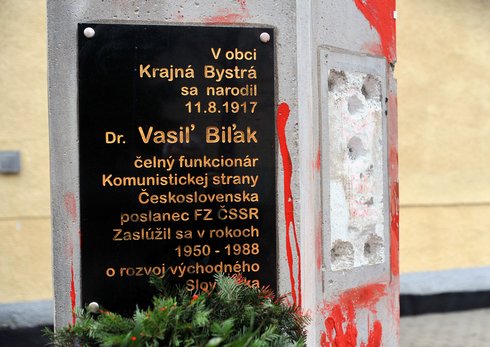 Pomník Biľakovi v jeho rodnej obci Krajná Bystrá pravidelne poškodzujú protikomunistickí aktivisti