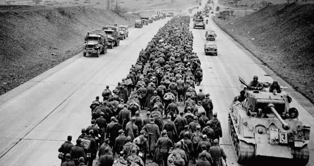 Povestné nemecké diaľnice využili aj Spojenci. Zajatí nemeckí vojaci pochodujú von z ríše, spojenecké jednotky smerom do vnútra