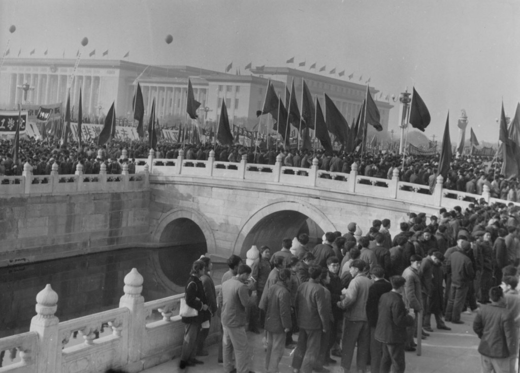 700 000 Číňanov demonštruje na námestí Tchien-an-men v Pekingu na podporu maoizmom inšpirovaného komunistického hnutia v Konžskej demokratickej republike a proti americkej angažovanosti v tomto konflikte, december 1964