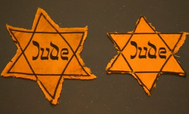 Žlté hviezdy, aké museli pred a počas druhej svetovej vojny nosiť Židia na viditeľnom mieste