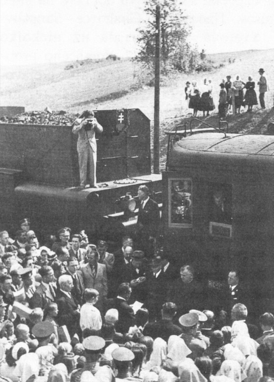 Slovenský prezident Dr. Jozef Tiso na tzv. malej železničnej zastávke v Hanušovciach nad Topľou v septembri roku 1943 počas skúšobnej jazdy po novovybudovanej železničnej trati Prešov – Strážske