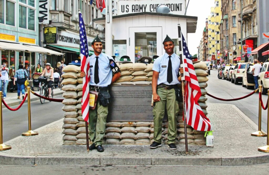 Checkpoint Charlie titulka2 - Studená vojna rozťala Berlín na dve polovice