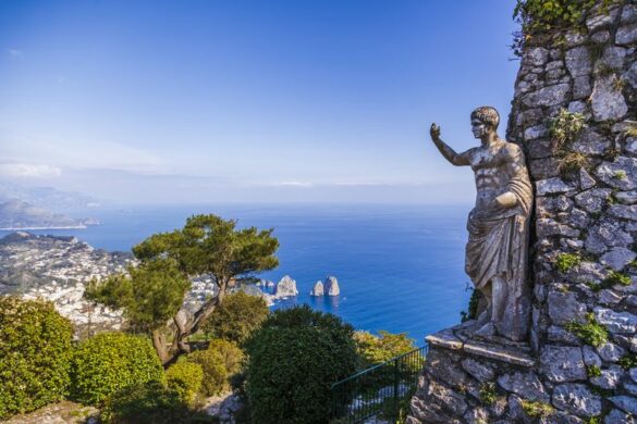 statue of tiberius in capri island with a view of faraglioni rocks italy 1124848781 5c81fa5b46e0fb0001431953 - Orgie cisára Tiberia? (2. časť)